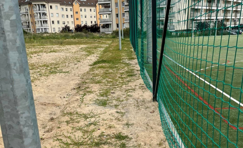 5/6 Mieszkańcy posprzątali teren wokół boiska na os. Europejskim