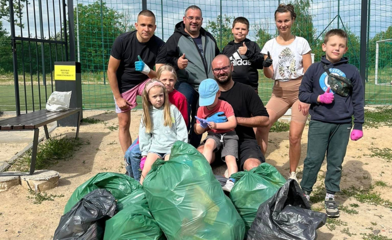 6/6 Mieszkańcy posprzątali teren wokół boiska na os. Europejskim