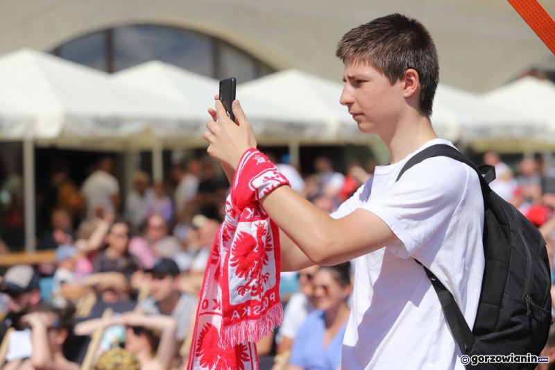 3/26 Mieszkańcy Gorzowa kibicują Polakom w strefie kibica