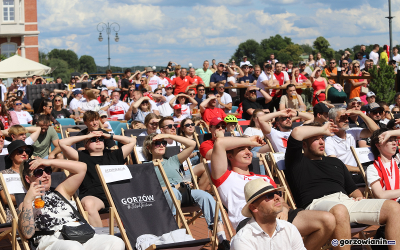 11/26 Mieszkańcy Gorzowa kibicują Polakom w strefie kibica