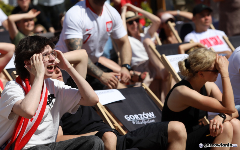 15/26 Mieszkańcy Gorzowa kibicują Polakom w strefie kibica