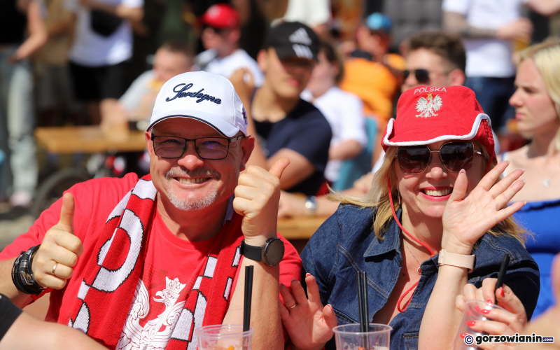 20/26 Mieszkańcy Gorzowa kibicują Polakom w strefie kibica