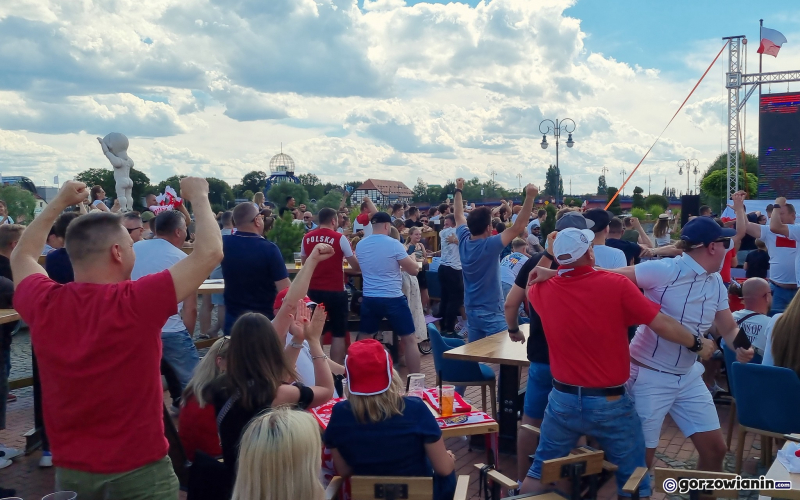21/26 Mieszkańcy Gorzowa kibicują Polakom w strefie kibica