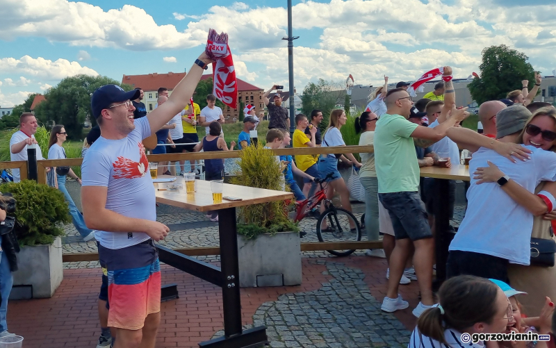 22/26 Mieszkańcy Gorzowa kibicują Polakom w strefie kibica