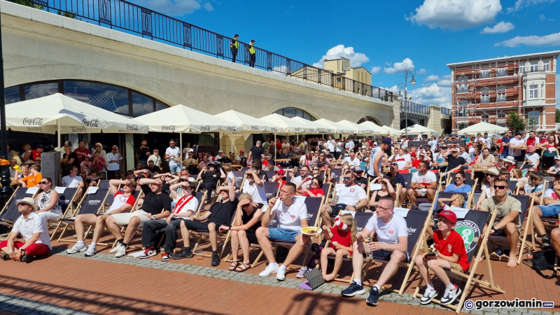 23/26 Mieszkańcy Gorzowa kibicują Polakom w strefie kibica