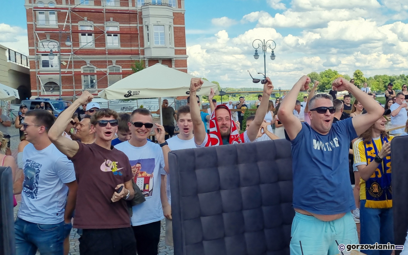24/26 Mieszkańcy Gorzowa kibicują Polakom w strefie kibica