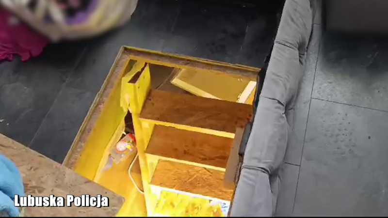 5/7 Sekretne drzwi pod łóżkiem – policja odkrywa plantację marihuany