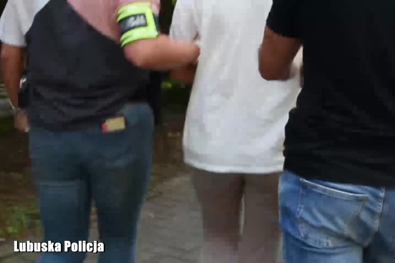 6/7 Sekretne drzwi pod łóżkiem – policja odkrywa plantację marihuany