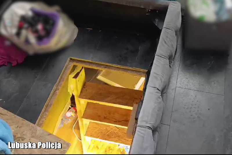 7/7 Sekretne drzwi pod łóżkiem – policja odkrywa plantację marihuany