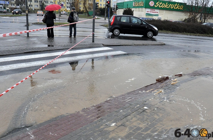 4/17 Awaria rurociągu na skrzyżowaniu ulic Piłsudskiego i Czereśniowej