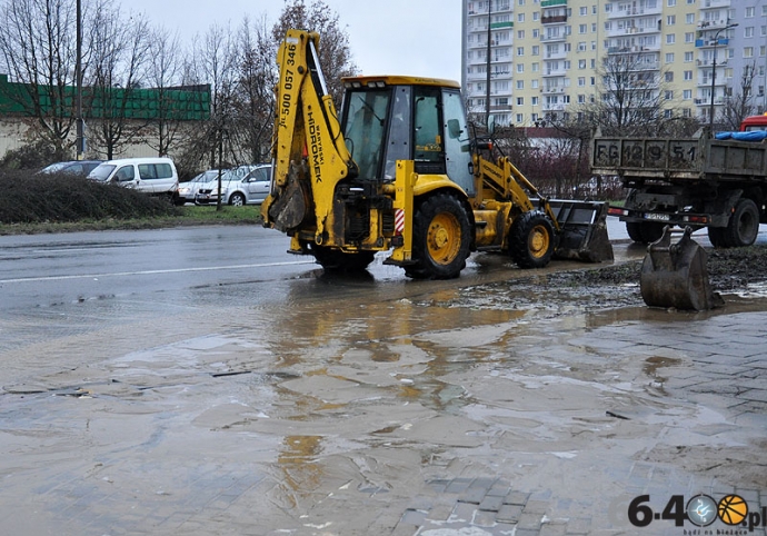 6/17 Awaria rurociągu na skrzyżowaniu ulic Piłsudskiego i Czereśniowej