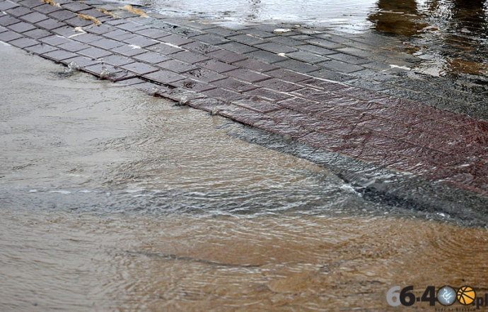 8/17 Awaria rurociągu na skrzyżowaniu ulic Piłsudskiego i Czereśniowej