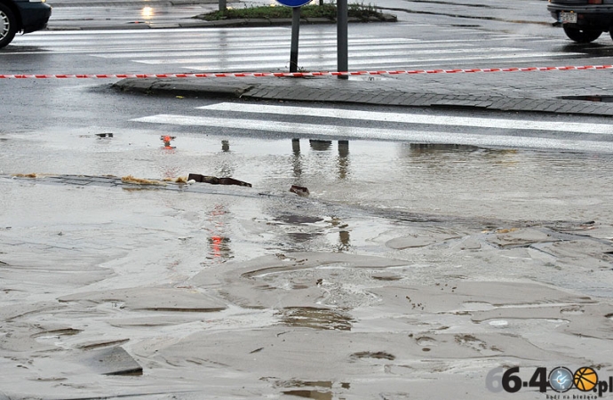 10/17 Awaria rurociągu na skrzyżowaniu ulic Piłsudskiego i Czereśniowej