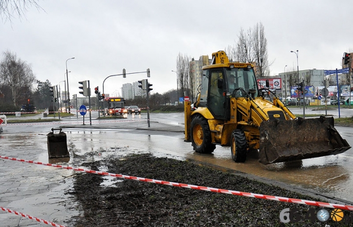 11/17 Awaria rurociągu na skrzyżowaniu ulic Piłsudskiego i Czereśniowej