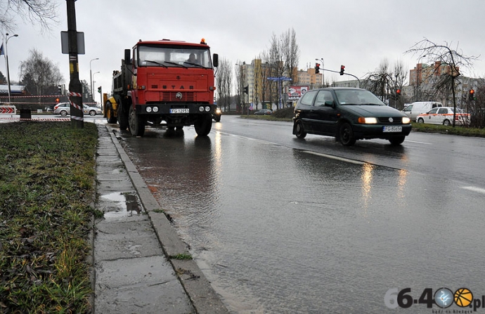 12/17 Awaria rurociągu na skrzyżowaniu ulic Piłsudskiego i Czereśniowej