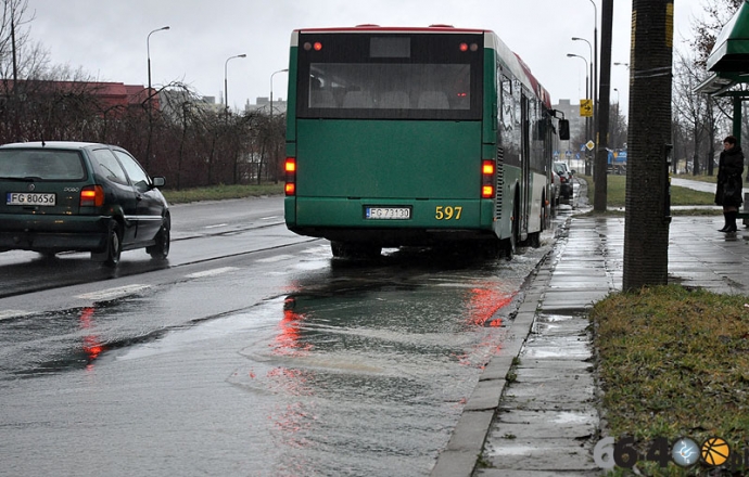 13/17 Awaria rurociągu na skrzyżowaniu ulic Piłsudskiego i Czereśniowej