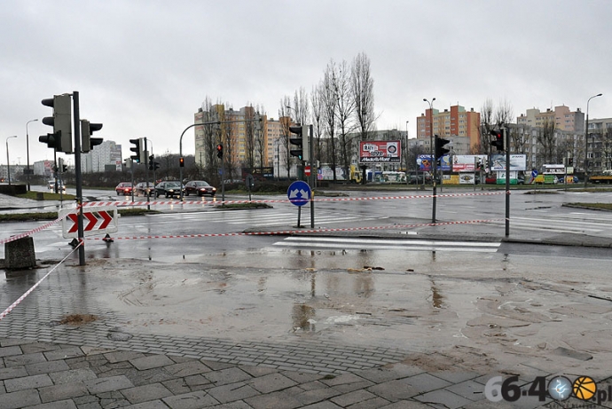 14/17 Awaria rurociągu na skrzyżowaniu ulic Piłsudskiego i Czereśniowej