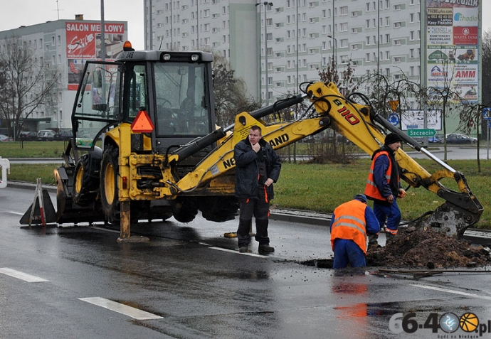 16/17 Awaria rurociągu na skrzyżowaniu ulic Piłsudskiego i Czereśniowej