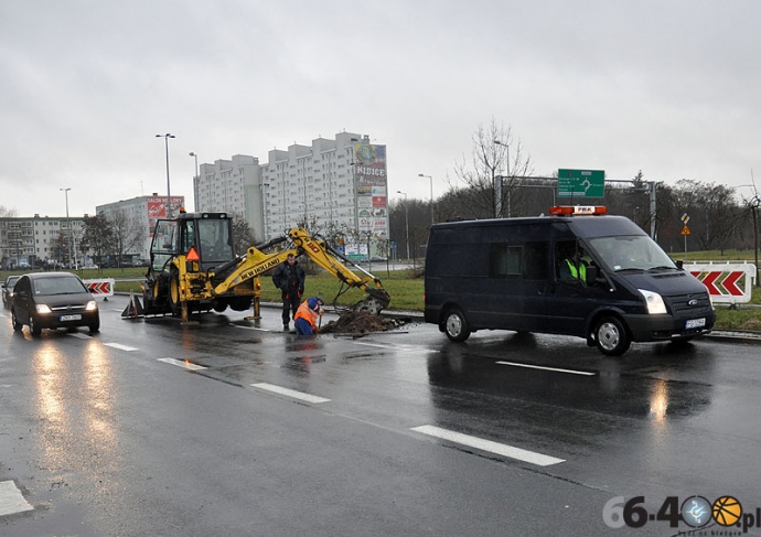 17/17 Awaria rurociągu na skrzyżowaniu ulic Piłsudskiego i Czereśniowej