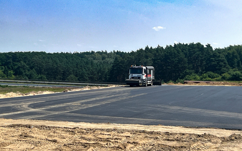 3/4 Układanie asfaltu na placu dla motocyklistów