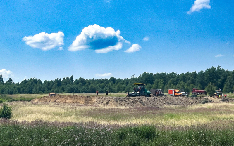 4/4 Układanie asfaltu na placu dla motocyklistów