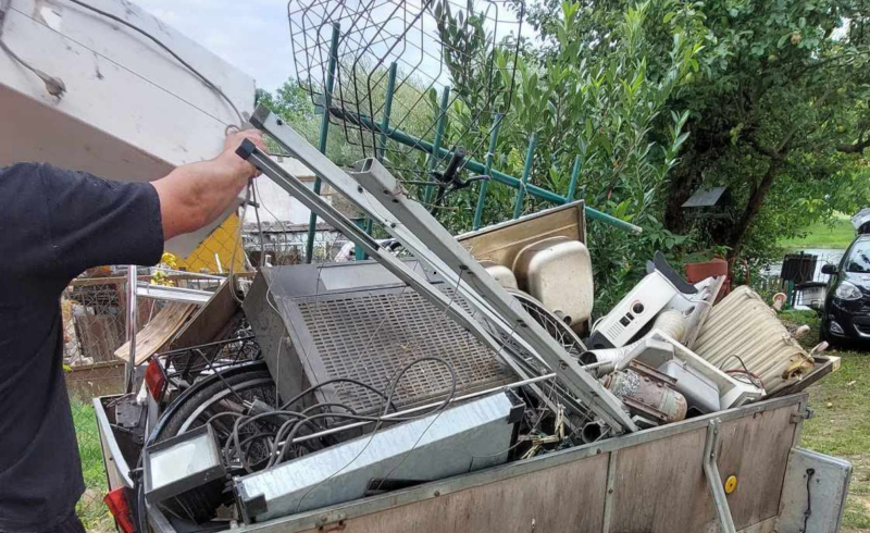 5/10 Strażacy z Santocko-Gralewskiej Ochotniczej Straży Pożarnej zbierają złom