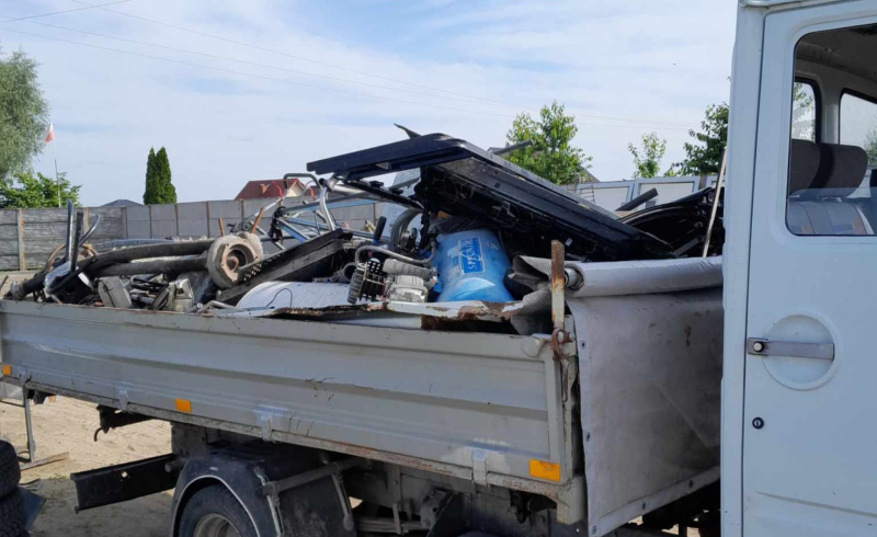 6/10 Strażacy z Santocko-Gralewskiej Ochotniczej Straży Pożarnej zbierają złom