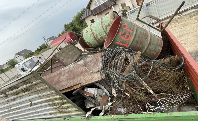 7/10 Strażacy z Santocko-Gralewskiej Ochotniczej Straży Pożarnej zbierają złom