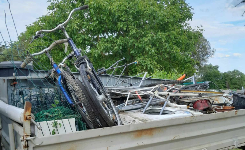 9/10 Strażacy z Santocko-Gralewskiej Ochotniczej Straży Pożarnej zbierają złom