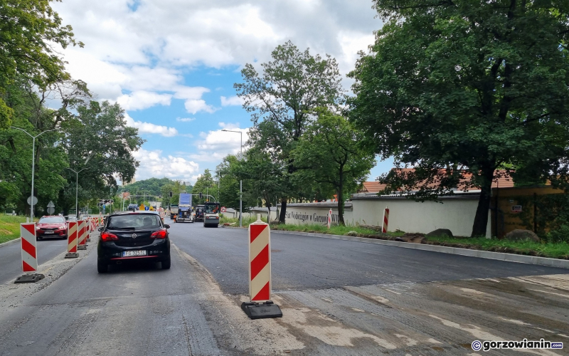 3/7 Wylewanie asfaltu na skrzyżowaniu ul. Słowiańskiej i Kosynierów Gdyńskich