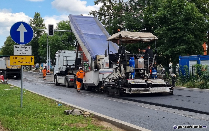 6/7 Wylewanie asfaltu na skrzyżowaniu ul. Słowiańskiej i Kosynierów Gdyńskich