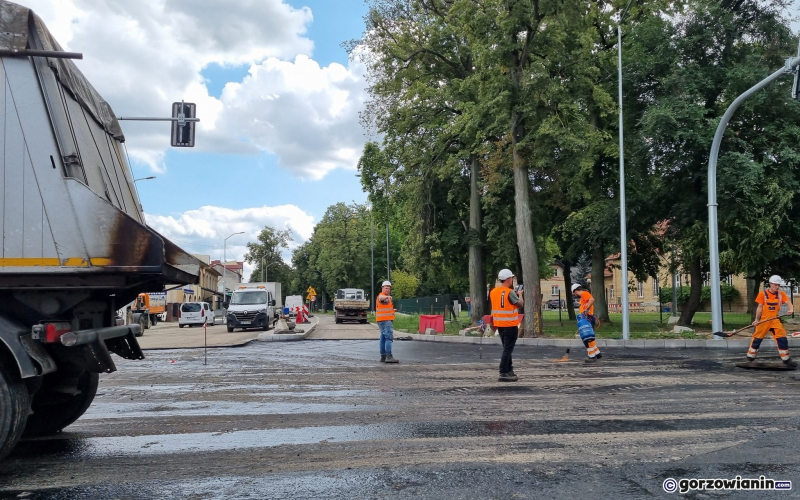 7/7 Wylewanie asfaltu na skrzyżowaniu ul. Słowiańskiej i Kosynierów Gdyńskich
