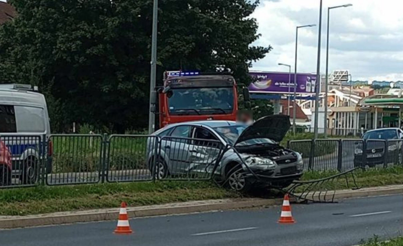3/8 Wypadek przy ul. Grobla. Zderzenie volkswagena, toyoty i forda