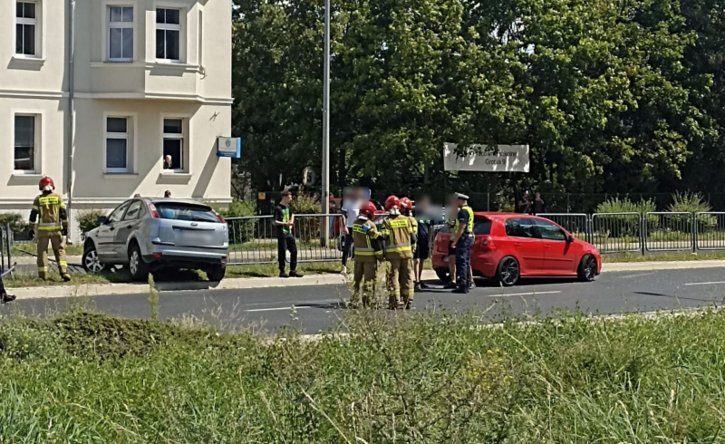 4/8 Wypadek przy ul. Grobla. Zderzenie volkswagena, toyoty i forda
