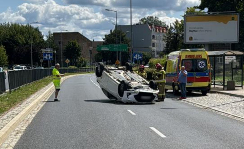 5/8 Wypadek przy ul. Grobla. Zderzenie volkswagena, toyoty i forda