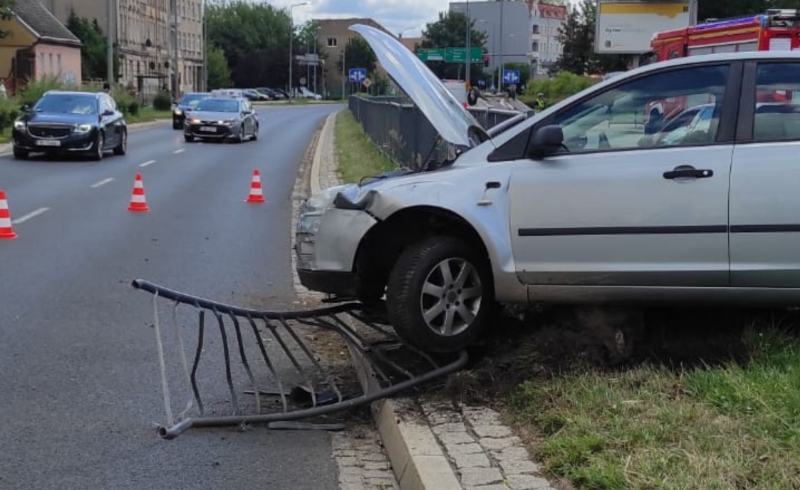 6/8 Wypadek przy ul. Grobla. Zderzenie volkswagena, toyoty i forda