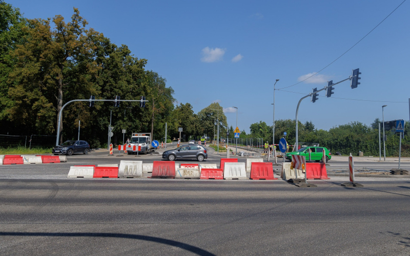 4/5 Ostatnie prace na przebudowywanym skrzyżowaniu