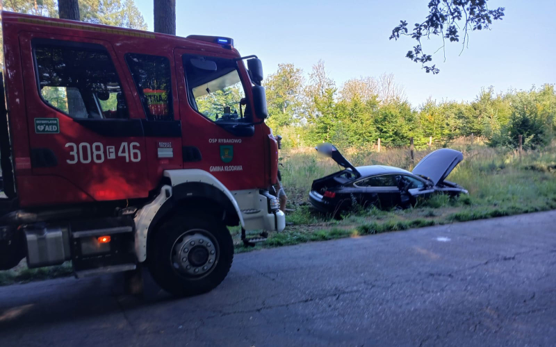 1/4 Wypadek w Zdroisku. Audi wpadło do rowu