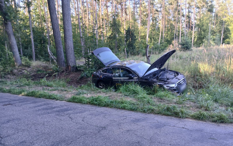 2/4 Wypadek w Zdroisku. Audi wpadło do rowu