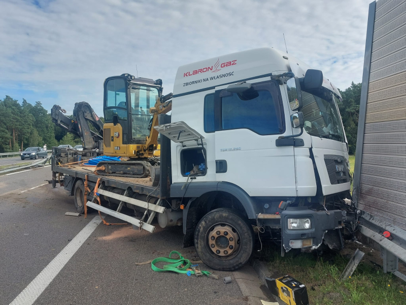 3/8 Wypadek na S3. Ciężarówka zderzyła się z mercedesem