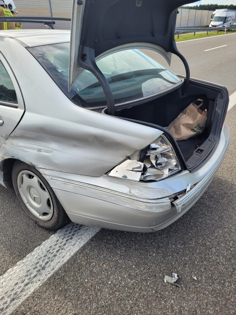 4/8 Wypadek na S3. Ciężarówka zderzyła się z mercedesem