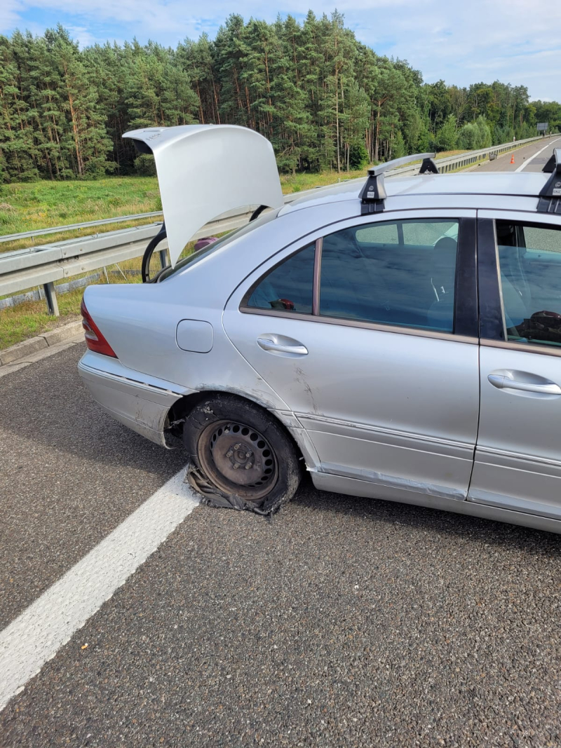 6/8 Wypadek na S3. Ciężarówka zderzyła się z mercedesem