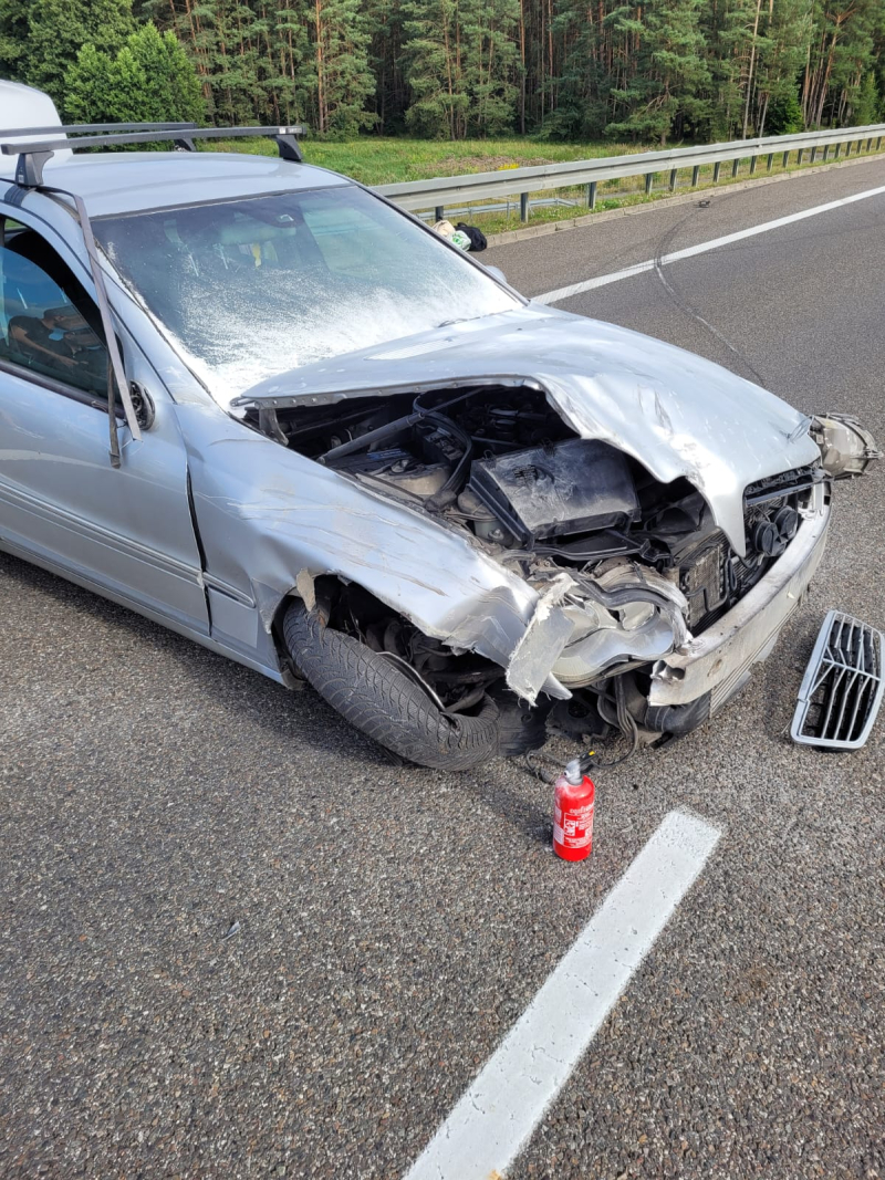 7/8 Wypadek na S3. Ciężarówka zderzyła się z mercedesem