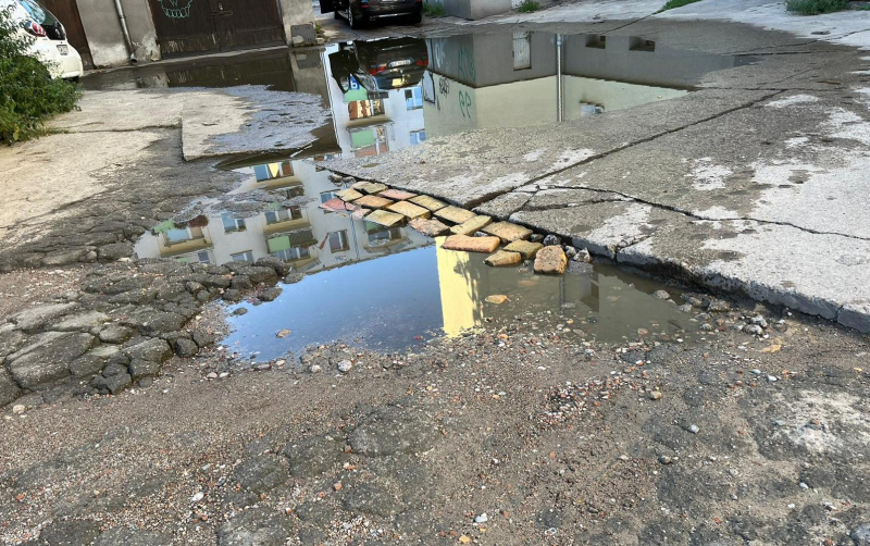 3/5 Zalewane i dziurawe podwórko przy ul. Krzywoustego