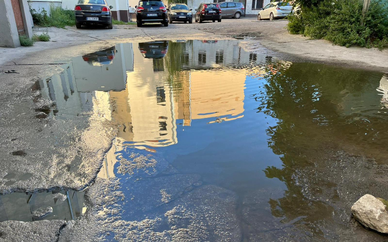 4/5 Zalewane i dziurawe podwórko przy ul. Krzywoustego
