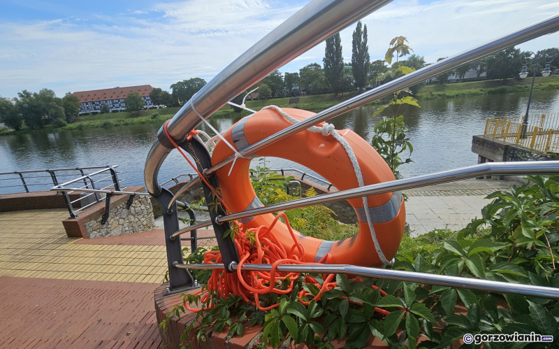3/8 Koła ratunkowe przyczepione na trytytki do poręczy na bulwarze w Gorzowie