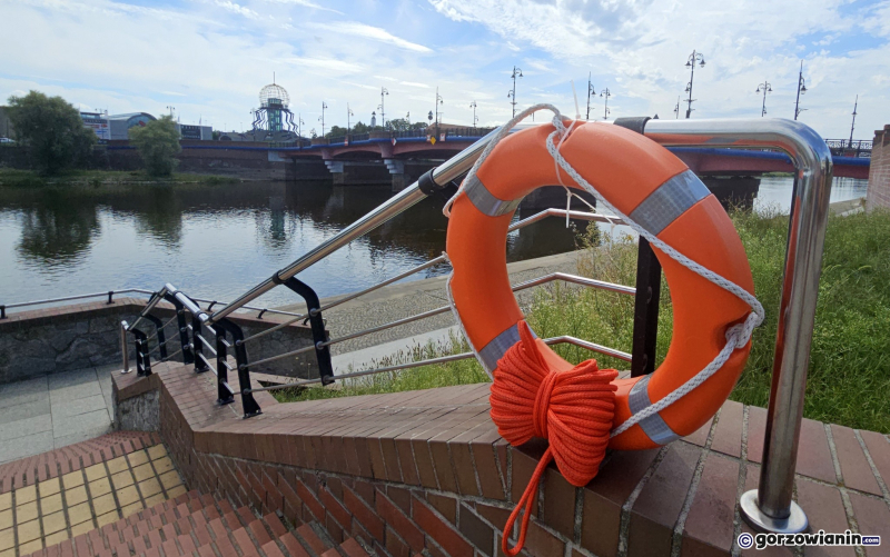 4/8 Koła ratunkowe przyczepione na trytytki do poręczy na bulwarze w Gorzowie