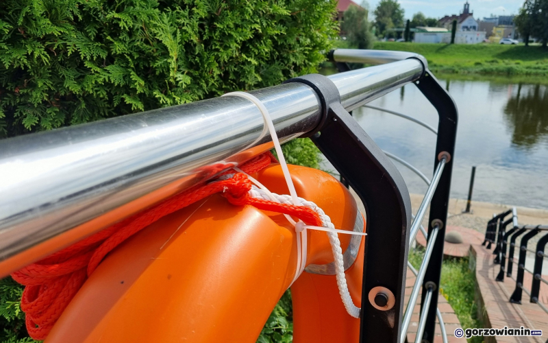 5/8 Koła ratunkowe przyczepione na trytytki do poręczy na bulwarze w Gorzowie