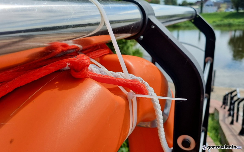 7/8 Koła ratunkowe przyczepione na trytytki do poręczy na bulwarze w Gorzowie