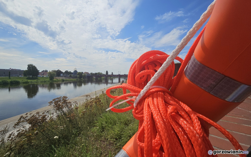 8/8 Koła ratunkowe przyczepione na trytytki do poręczy na bulwarze w Gorzowie